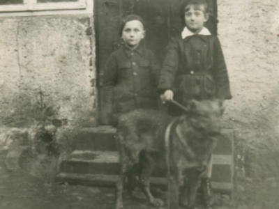 Eugenia i Waldemar Neumanowie z psem Fifkiem przed warsztatem na posesji rodzinnej