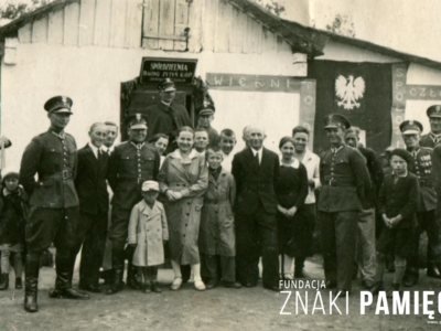     Żołnierze Korpusu Ochrony Pogranicza z rodzinami przed budynkiem spółdzielni baonu KOP „Żytyń”