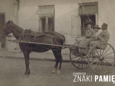 Stanisława Słodkowska przed domem rodzinnym we Włodzimierzu Wołyńskim