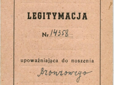 Legitymacja wydana przez Dowództwo 2. Korpusu dla Pawła Wutkego, upoważniająca do noszenia „Bronzowego Krzyża Zasługi z Mieczami”