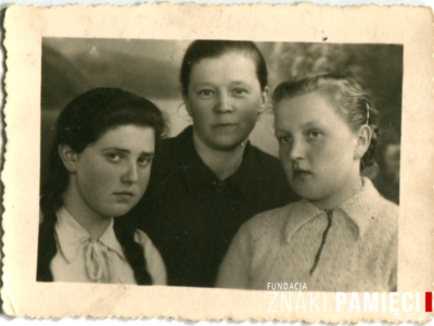 Maria Szota (w środku), matka Marii Szoty wraz z kuzynkami przed deportacją w głąb ZSRS w Nowej Kwasówce na Grodzieńszczyźnie