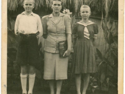 Zbigniew Ostrowski z mamą Anną i siostrą Walerią w osiedlu dla polskich uchodźców w Masindi