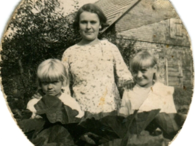 Jadwiga Modzelewska (stoi w środku) z siostrą Apolonią (niżej po lewej) i jej koleżanką