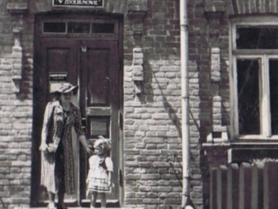 Wanda Iwińska przed urzędem pocztowym w Zdołbunowie na Wołyniu     