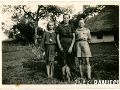      Zbigniew Ostrowski z mamą Anną i siostrą Walerią w osiedlu dla polskich uchodźców w Masindi