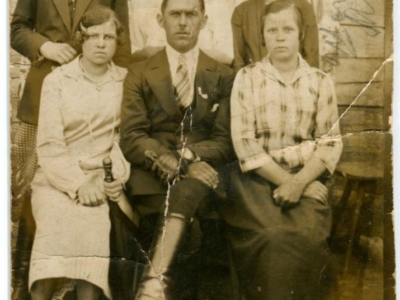      Maria Szota (siedzi pierwsza z prawej) z siostrami (rodzoną i ciotecznymi) i nieznanymi mężczyznami