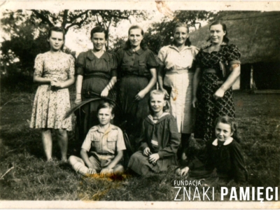 Uchodźcy polscy, w tym rodzina Ostrowskich, w osiedlu dla polskich uchodźców w Masindi