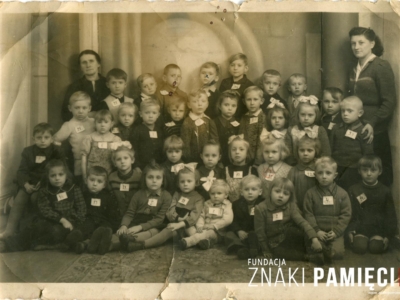      Dzieci z przedszkola przy parafii św. Józefa w Łodzi, w drugim rzędzie od dołu, druga z prawej Hanna Szabłowska po powrocie z zesłania w głąb ZSRS