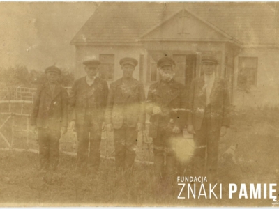 Piotr Szota (drugi z lewej) w Nowej Kwasówce na Grodzieńszczyźnie