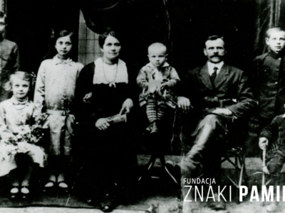 Rodzina Modzelewskich, od lewej: Stanisław (młodszy), Jadwiga, Genowefa, Wacława, Kazimierz, Stanisław (starszy), Józef, Jan