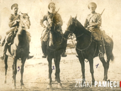      Aleksander Eismond (pierwszy z prawej; brat matki Aliny Salczyńskiej deportowanej w latach 40. na Sybir) w wojsku carskim