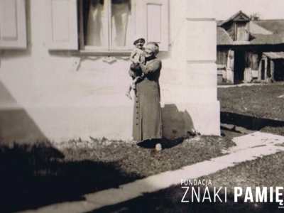 Jerzy Szczawiński z babcią Leokadią Słodkowską we Włodzimierzu Wołyńskim przed własnym domem