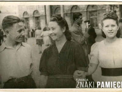 Cecylia Neuman (w środku) z dziećmi: Eugenią (z prawej) i Waldemarem po powrocie z ZSRS i przeprowadzce z Grajewa do centralnej Polski
