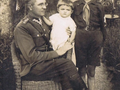 Jerzy Szczawiński (w środku) z bratem Emanuelem i ojcem Józefem we Włodzimierzu Wołyńskim