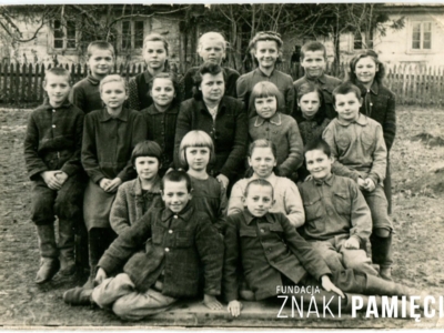 Polscy uczniowie 4 klasy szkoły powszechnej w Zaniewiczach na Grodzieńszczyźnie (druga z prawej w drugim rzędzie od dołu Maria Szota)