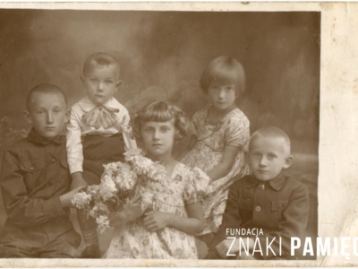 Waldemar Neuman (drugie z lewej) z siostrami Ireną (w środku) i Eugenią (druga z prawej) oraz kuzynami Ryszardem Sawko (pierwszy z lewej) i Eugeniuszem Sawko (pierwszy z prawej)