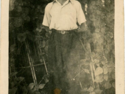 Zbigniew Ostrowski w osiedlu dla uchodźców polskich w Masindi