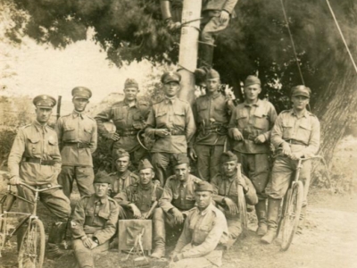 Żołnierze Korpusu Ochrony Pogranicza baonu KOP „Żytyń” w trakcie prac elektryfikacyjnych na Wołyniu