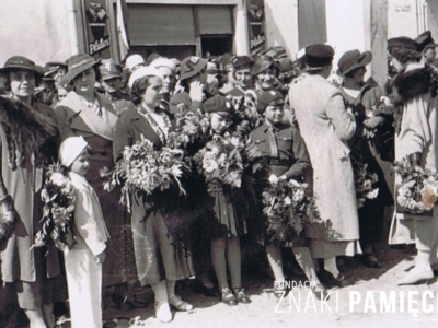 Rodzina Szczawińskich podczas defilady na uroczystość 3 Maja