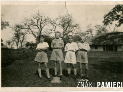 Dzieci (drugi z lewej Zbigniew Ostrowski) w osiedlu dla uchodźców polskich w Masindi