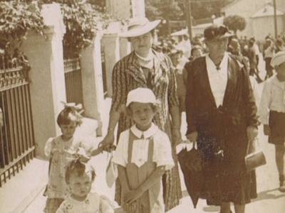 Leokadia Słodkowska i Wanda Iwińska z córkami oraz Jerzy Szczawiński