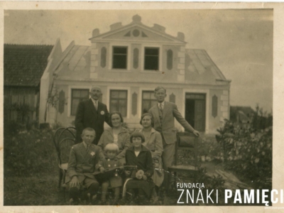 Juliusz (stoi pierwszy z prawej ) i Katarzyna Neumanowie (w środkowym rzędzie po lewej) z dziećmi (w dolnym rzędzie) oraz Ludwikiem (bratem Juliusza) i Stanisławą Neumanami na tle domu Juliusza i Anny Neumanów w Grajewie, lata 30. XX w. 29. Bolesława Żabińska z Pieńczykowskich (pierwsza z lewej) z synem Józefem i córką Cecylią