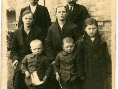 Piotr (ojciec deportowanej na Syberię Marii Szota), Maria Szota (matka deportowanej na Syberię córki Marii Szota) i Jan (brat Marii Szota – deportowany wraz z nią na Syberię) – z lewej strony od góry do dołu – wraz z dalszą rodziną