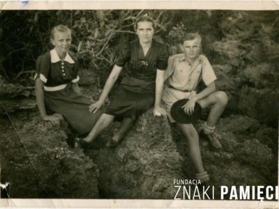 Zbigniew Ostrowski z mamą Anną i siostrą Walerią w osiedlu dla polskich uchodźców w Mombasie w Kenii – przed powrotem do Polski