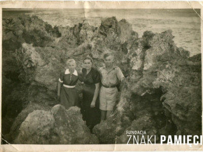 Zbigniew Ostrowski z mamą Anną i siostrą Walerią w osiedlu dla polskich uchodźców w Mombasie w Kenii – przed powrotem do Polski