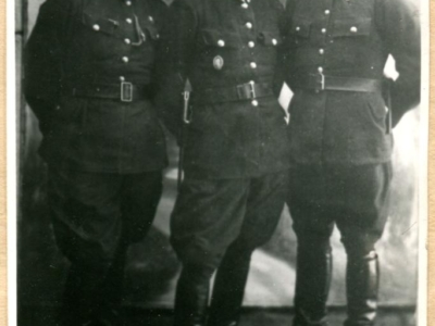 Ppor. Stanisław Jabłoński (pierwszy z prawej), zamordowany w 1940 roku w Katyniu