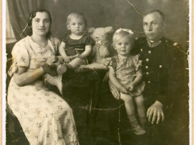 Funkcjonariusz Policji Państwowej, Feliks Gaik – w latach 1939-1940 jeniec NKWD w Ostaszkowie – wraz z rodziną
