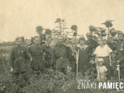      Żołnierze Korpusu Ochrony Pogranicza z rodzinami na Wołyniu