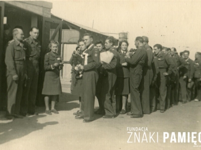      Ślub jednego z polskich żołnierzy w Iranie (pierwszy z prawej Paweł Wutke)