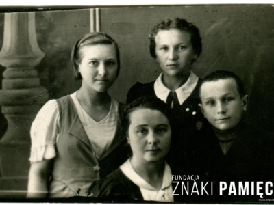 Cecylia Neuman (u dołu) z dziećmi: Eugenią (pierwsza z lewej), Ireną i Waldemarem na zesłaniu w ZSRS
