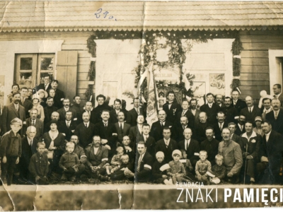      Przedstawiciele Związku Rzemieślników-Chrześcijan przed domem rodziny Wutke w Słonimiu
