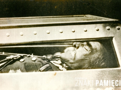 Marszałek Józef Piłsudski w trumnie na Wawelu
