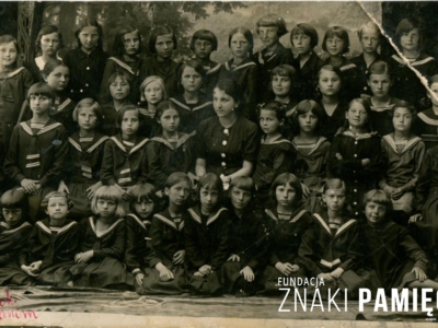 Dziewczynki ze szkoły powszechnej w Słonimiu