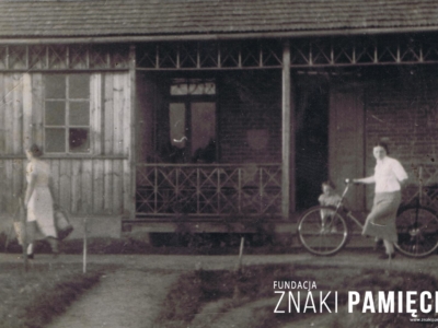 Dom rodziny Popławskich w Kraśnem, z prawej Janina Popławska