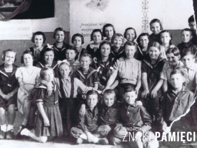      Klasa-grupa do której uczęszczał Konrad Popławski (pierwszy z prawej w dolnym rzędzie) w sierocińcu w Zagorsku