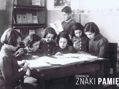 Odrabianie lekcji przez wychowanków domu dziecka w Zagorsku