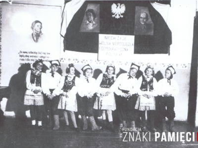      Dzieci polskie z sierocińca w strojach krakowskich w Zagorsku