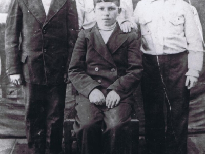 Konrad (stoi w środku) i Mirosław (stoi pierwszy z prawej) Popławscy wraz z kolegami w Zagorsku