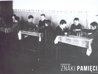 Wychowankowie domu dziecka w Zagorsku podczas gry w szachy