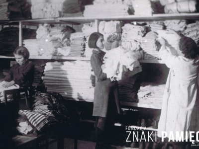 Prace wychowanków domu dziecka w Zagorsku przy sortowaniu bielizny