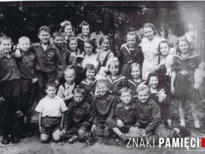 Jedna z klas uczniowskich dzieci – wychowanków sierocińca w Zagorsku wraz z wychowawczynią Wierą Nikołajewną