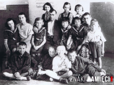 Klasa-grupa do której uczęszczał Mirosław Popławski (drugi z lewej w dolnym rzędzie) w Zagorsku