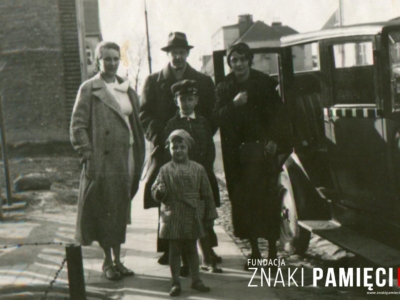      Jan Korasiewicz (w środku) z rodziną