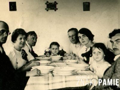 Jan i Lidia Korasiewiczowie, obok córki Barbary (druga z prawej) wraz z dalszą rodziną