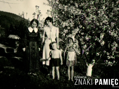      Lidia Korasiewicz z siostrą Jadwigą Strigl (pierwsza z lewej) i z dziećmi